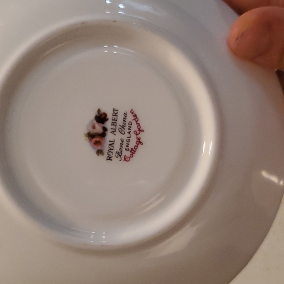 Set of 6 Royal Albert floral teacup and saucer - Picture 4 of 4